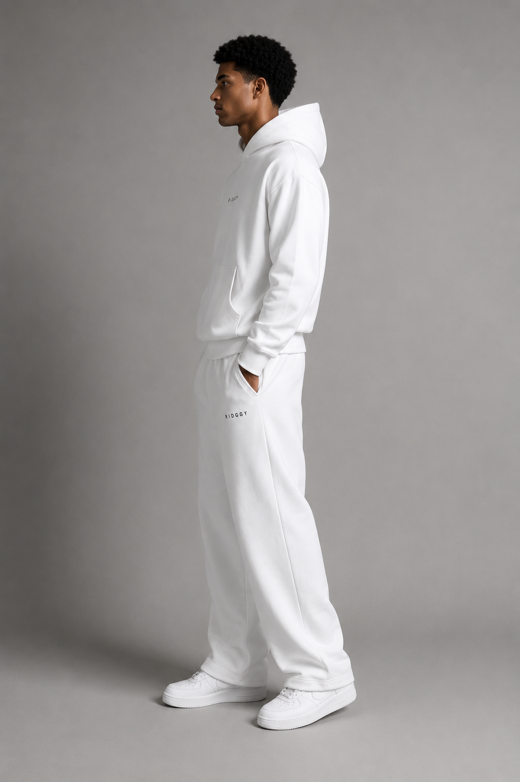 Homme portant THE RIDGGY SET blanc de profil